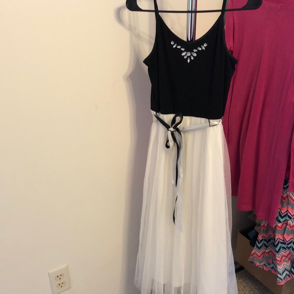EUC Black and White Dress. Size 16. Smoke FreeHome